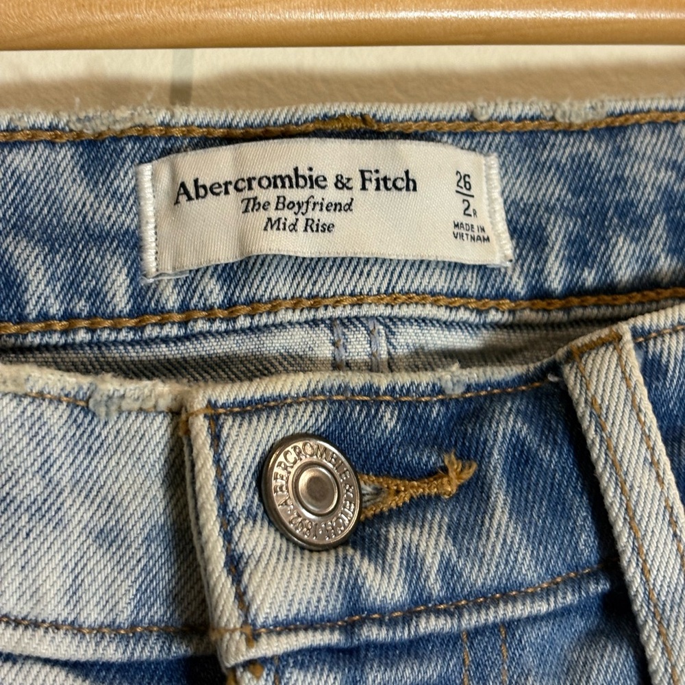 Abercrombie & Fitch The Boyfriend Mid-Rise Jeans Light Ripped Wash Size 26 / 2 - Picture 8 of 9